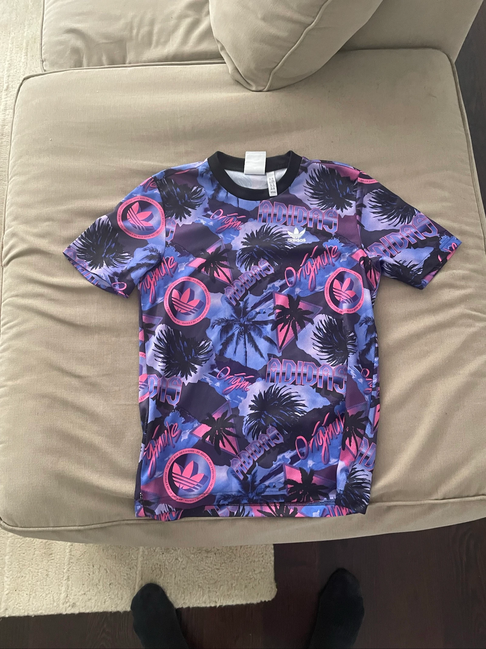 👕 Camiseta Adidas Originals – Estilo Retro Vaporwave / Tropical – Multicolor – photo 2